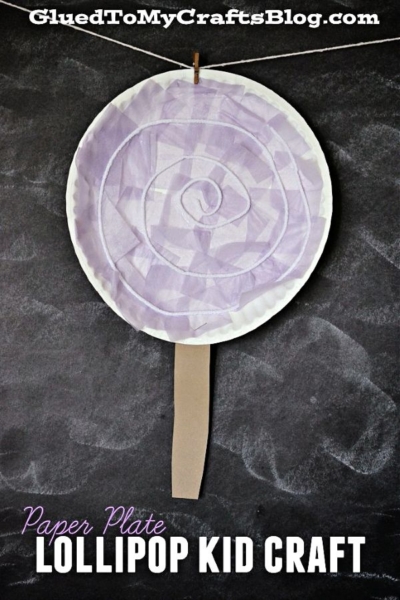 A paper plate decorated to look like a lollipop with purple swirls and a paper stick, hanging against a chalkboard background. Text reads “Paper Plate Lollipop Kid Craft.” Perfect for anyone searching for how to make paper plate lollipops or fun diy paper plate lollipops projects.