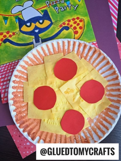 A paper plate pepperoni pizza with yellow paper cheese and red toppings sits on a table next to the Pete the Cat and the Perfect Pizza Party book. The Instagram handle @GLUEDTOMYCRAFTS is at the bottom.