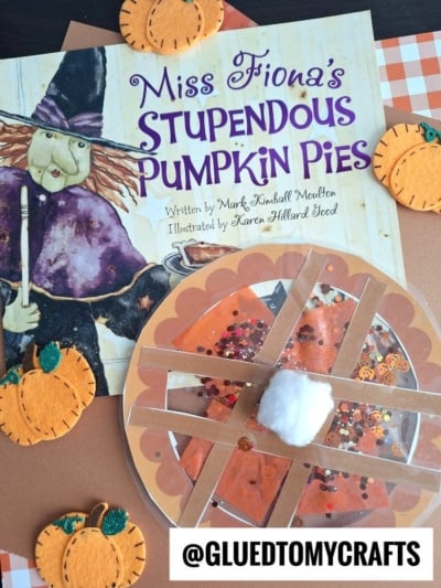 A children’s book titled Miss Fiona’s Stupendous Pumpkin Pies is surrounded by felt pumpkin decorations and a pumpkin pie craft, including a sparkling stained glass pie made from paper, glitter, and a cotton ball. Text overlay: @GLUEDTOMYCRAFTS.