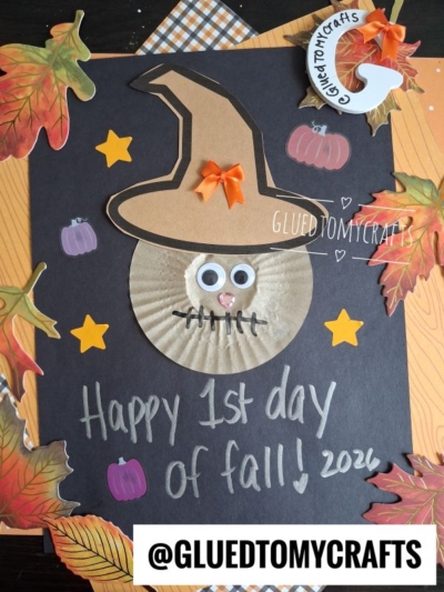 A cute cupcake liner scarecrow craft featuring a paper plate face, googly eyes, a tan hat, autumn leaves, pumpkins, yellow stars, and text reading “Happy 1st day of fall! 2024” on black paper. @GLUEDTOMYCRAFTS username shown.