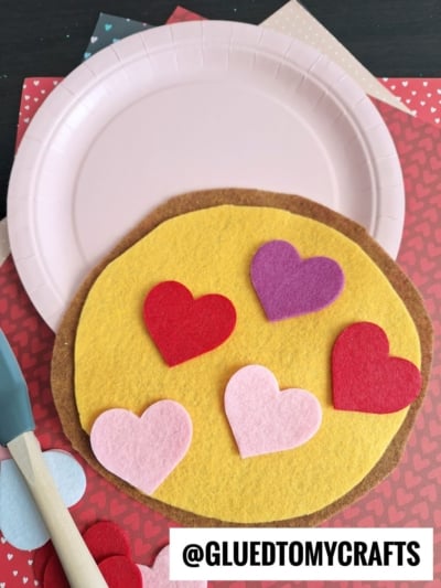 USE CRAFT FELT & HEART SHAPES TO MAKE VALENTINE'S DAY PIZZA