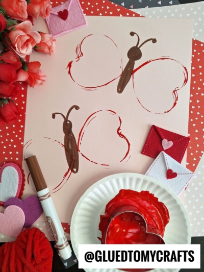 USE COOKIE CUTTERS TO MAKE THIS BUTTERFLY CRAFT IDEA