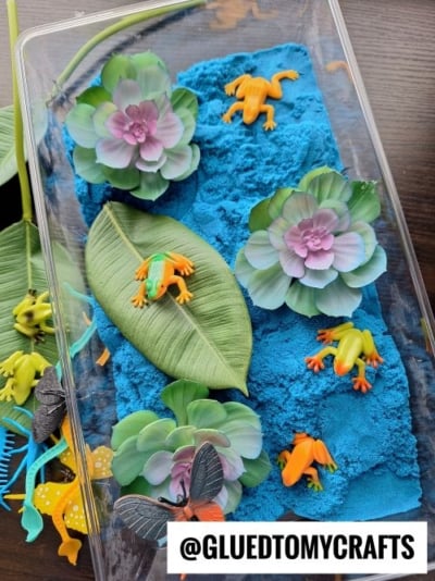 KINETIC SAND AND PLASTIC FROGS BRING THIS "POND" TO LIFE!