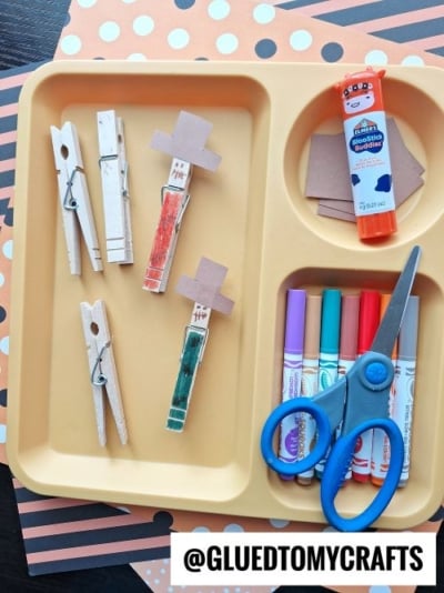 USE CLOTHESPINS TO MAKE SCARECROW PUPPETS