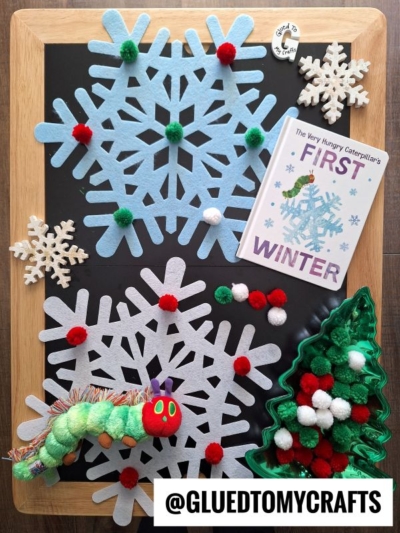 USE FELT SNOWFLAKE CUTOUTS AND POM POMS FOR THIS QUICK WINTER THEMED STORY TIME TABLE