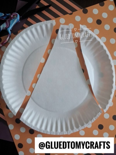 A white paper plate cut into three pieces sits on polka dot paper with scissors nearby. Text reads GLUEDTOMYCRAFTS and @GLUEDTOMYCRAFTS..